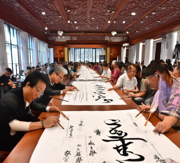 第六届海峡两岸书法名家盛会，翰墨飘香，两岸文化共融情谊浓,第六届海峡两岸书法名家盛会，翰墨飘香，两岸文化共融情谊浓,书法,第1张